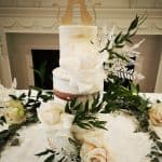 Gateau de mariage entouré de plantes vertes