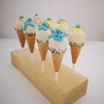 petits gateaux dans des cornets sur des batons