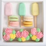 Biscuits et cupcakes de Pâques dans une assiette