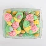 Biscuits et cupcakes de Pâques dans une assiette
