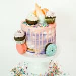 gâteau avec des bonbons et des beignes