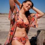 femme en maillot de bain et kimono