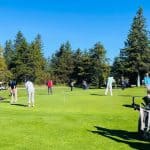gens qui jouent au golf