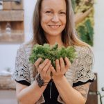 femme avec plante