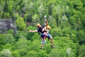 Avec ses méga-tyroliennes,Tyroparc est une destination parfaite pour des activités d'été 2023 en famille