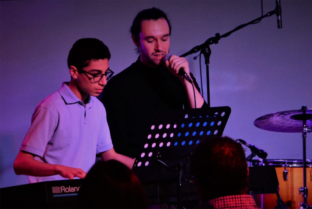 Apprendre un instrument comme le piano permet de développer mémoire, coordination et motricité fine.