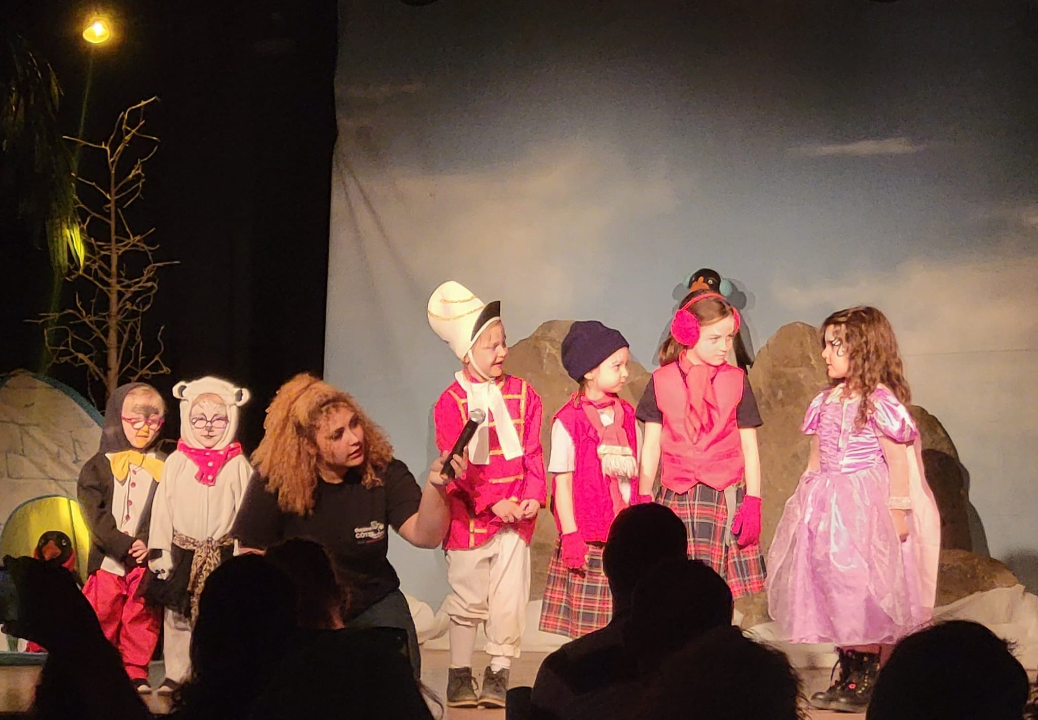 Le théâtre contribue à la réussite scolaire en développant la confiance, la mémoire et l'expression de soi.