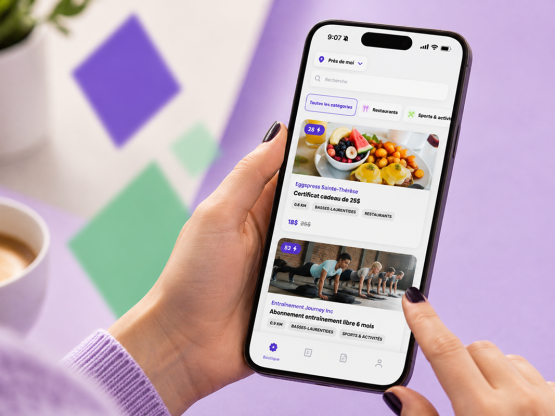 Femme qui consulte l'application mobile Bonifi, avec un fond violet en arrière-plan